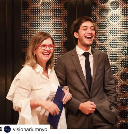 María Clara "Lala" García con un participante de Visionarium en tarima